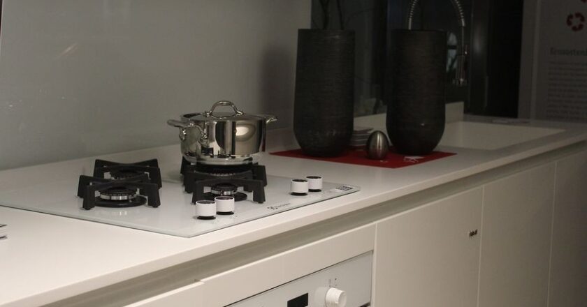 Panele kuchenne lakierowane – projektowanie i dopasowanie do mebli